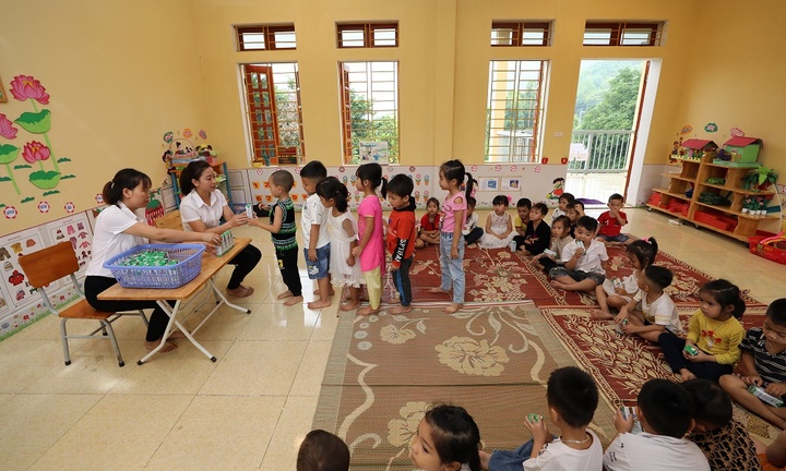 Quỹ sữa Vươn cao Việt Nam và Vinamilk trao tặng 108.500 ly sữa cho trẻ em có hoàn cảnh khó khăn tỉnh Yên Bái