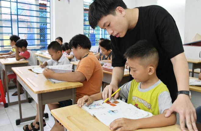 Cuốn sách thay đổi cuộc đời và tấm lòng thơm thảo của “thầy giáo 9X” với trẻ nghèo khó