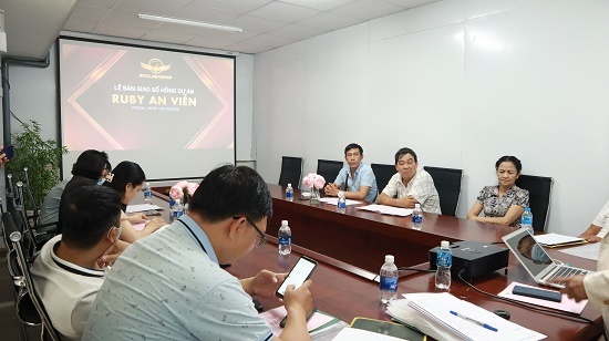 Boss Land Group trao sổ hồng cho khách hàng đúng thời hạn 