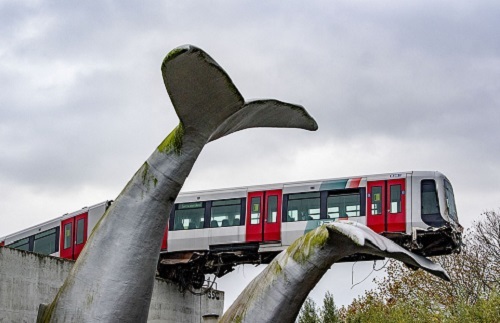 Đoàn tàu thoát nạn trong gang tấc nhờ bức tượng 20 năm tuổi, nhìn tên công trình mới thấy rợn người