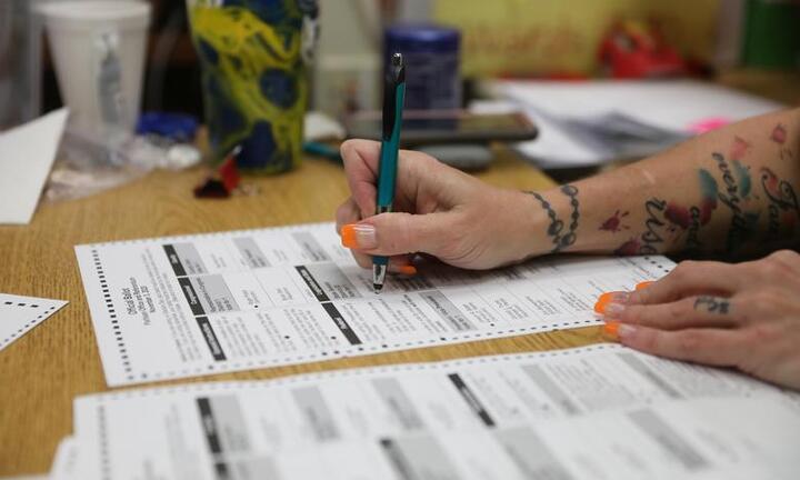 Nhân viên phụ trách bầu cử Mỹ tử vong sau khi được chẩn đoán mắc COVID-19