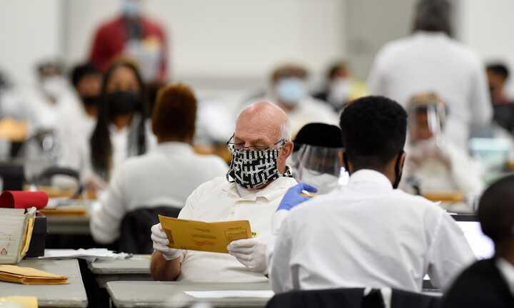 Nhân viên kiểm phiếu bang Michigan tiết lộ bị yêu cầu sửa ngày trên phiếu