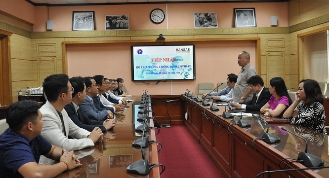 Tiếp nhận hơn 170 nghìn áo bảo hộ y tế ủng hộ công tác chống dịch COVID-19