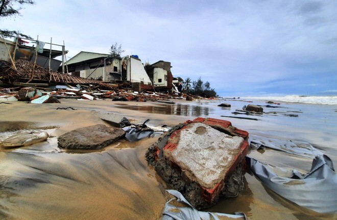 Video: Hàng loạt căn nhà ở Hội An bị sóng biển 