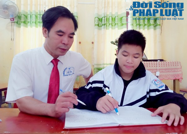Chuyện chưa kể về người thầy 20 năm “gieo chữ” vùng thượng Kỳ Anh