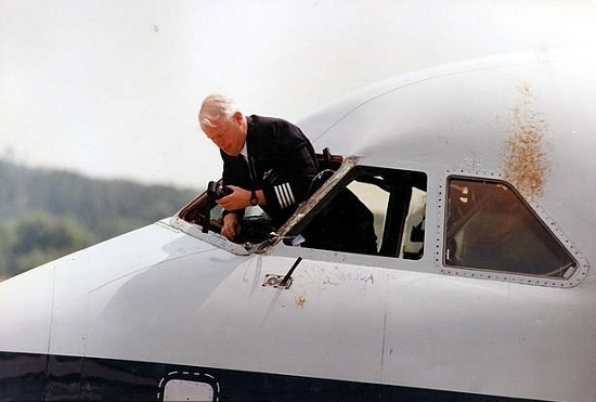 Vụ tai nạn British Airways: Rơi kính chắn gió, cơ trưởng bị hút ra khỏi cửa sổ ở độ cao 5.200m 