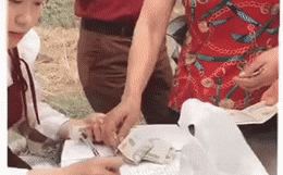 Màn mừng cưới không cần phong bì mà theo cách khác lạ, dân mạng được phen 