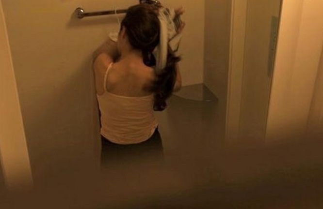 Nhiều nam sinh mất tương lai vì quay lén người khác: Bị đuổi học, thậm chí ngồi tù