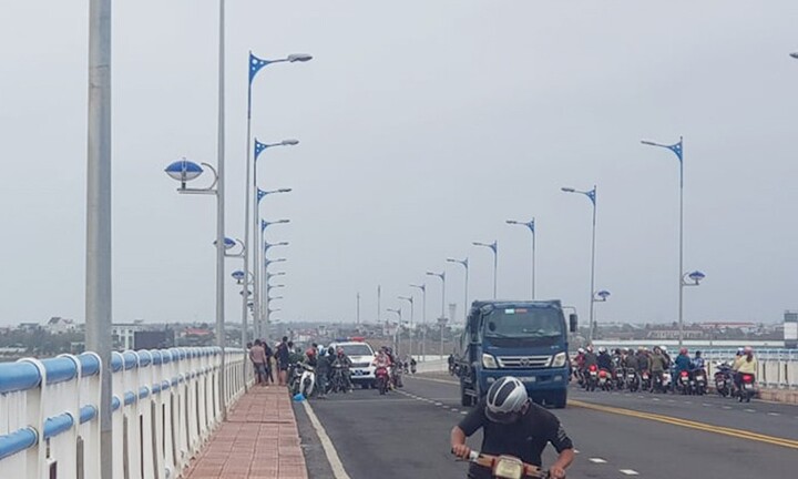 Cứu cô gái 20 tuổi nhảy sông tự tử ở Phú Yên