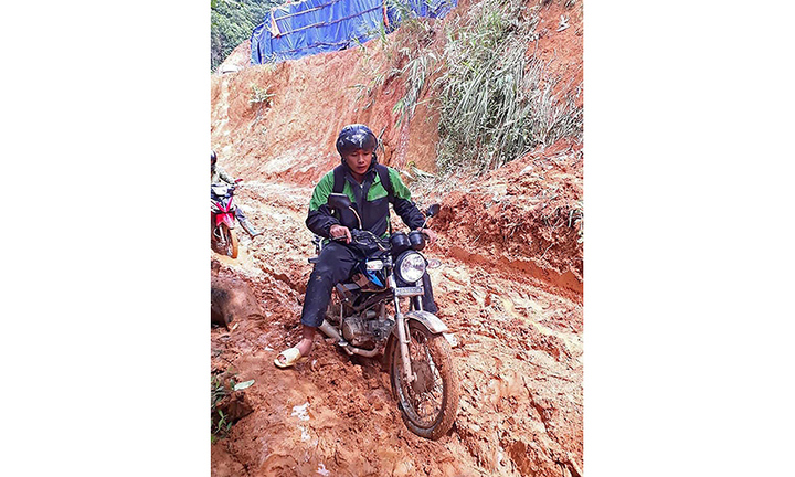 Thầy giáo trẻ ngày ngày vượt núi 