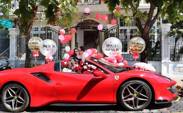 Đẳng cấp đại gia Sài Gòn: Một năm tậu 2 siêu xe hơn 100 tỷ tặng vợ