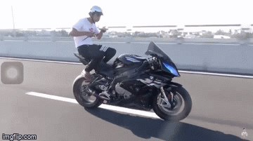 Vừa ăn vừa lái xe phân khối lớn trên cao tốc, nam thanh niên bị dân mạng