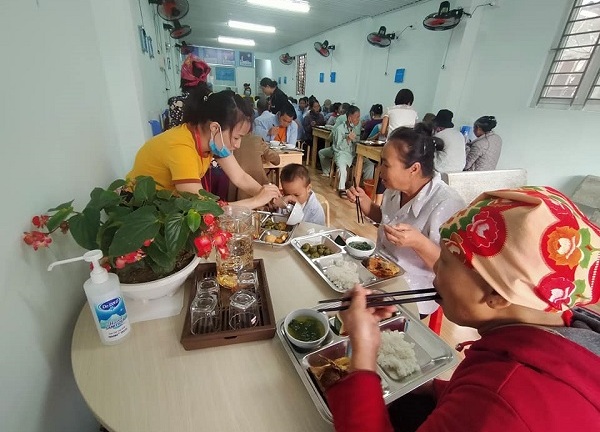 Chuyện cảm động về quán cơm 2.000 đồng và tâm sự của những mảnh đời khốn khó