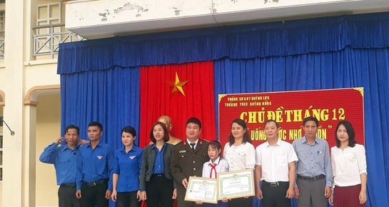 Khen thưởng nữ sinh lớp 8 nhặt được 23 triệu đồng, trả người đánh rơi