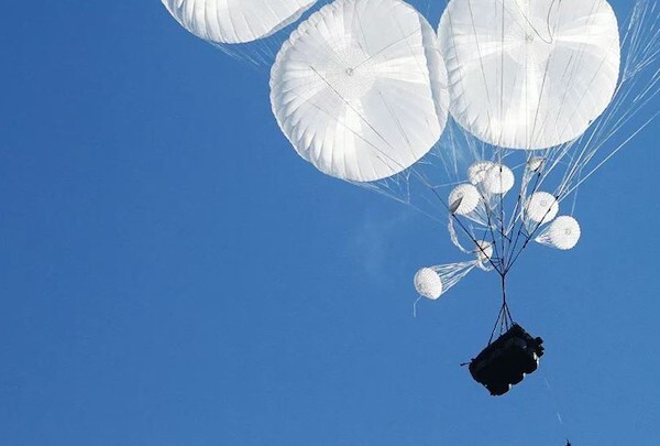 Tin tức quân sự mới nhất ngày 28/12: Lính dù quân đội Nga thử nghiệm pháo tự hành thả từ máy bay