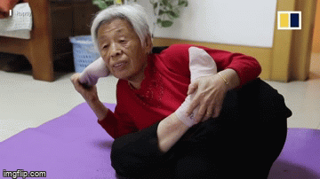 Video: Kinh ngạc với khả năng uốn dẻo của cụ bà 82 tuổi