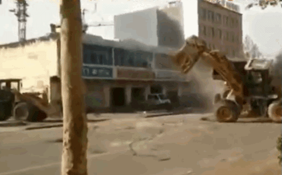 Video: 6 chiếc máy xúc lao vào 