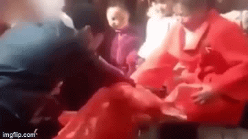 Video: Bị dúi đầu khi cúi lạy bố mẹ chồng, cô dâu tát khách 