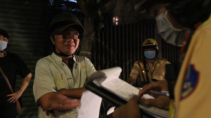 Uống bia vẫn điều khiển xe chở vợ, giáo viên dạy thực hành lái xe ô tô xin CSGT 