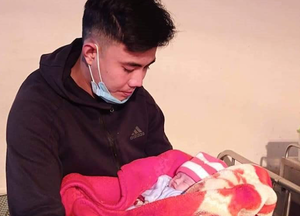 Bé sơ sinh bị bỏ rơi bên vệ đường cùng thư của mẹ trong ngày đông lạnh