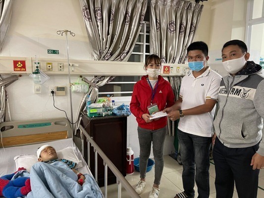 Đại úy công an quyên góp gần 20 triệu đồng ủng hộ bé 5 tuổi bị bố chém ở Đắk Lắk