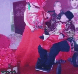 Cụ ông 80 tuổi, ngồi xe lăn vẫn cưới được vợ trẻ 38, ai cũng tò mò 