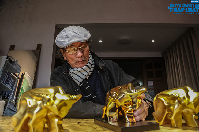 Cận cảnh quá trình tạo ra tượng trâu dát vàng 24K phục vụ cho đại gia mua chơi Tết Nguyên đán 2021