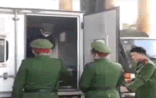 Ông Vũ Huy Hoàng xin được ngồi, uống thuốc khi xét xử