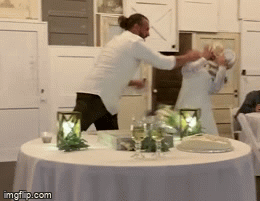 Video: Bị cô dâu quẹt kem vào người, chú rể trả đũa đúng chất 