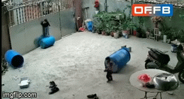Video: Đứa trẻ gặp tai nạn kinh hoàng khi đang chơi trên sân nhà