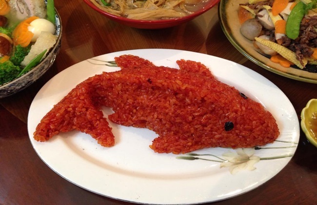 Tự tay làm xôi gấc đỏ, hình cá chép chuẩn ngon cho mâm cỗ cúng ông Công, ông Táo