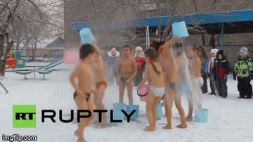 Video: Tròn mắt xem học sinh mẫu giáo dội nước lạnh giữa tiết trời âm độ C