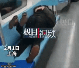 Video: Phản cảm trước cặp đôi chiếm trọn hàng ghế trên tàu điện ngầm để nằm ôm nhau