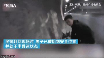 Video: Lo sợ bản thân nhiễm COVID-19, người đàn ông nhảy khỏi ô tô đang chạy trên cao tốc