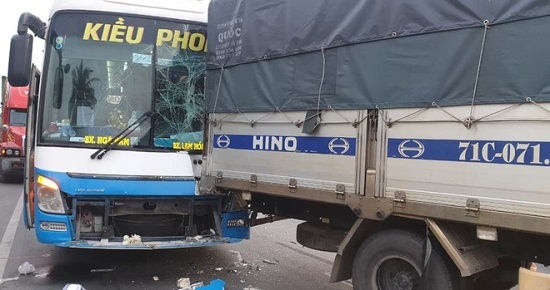 Tiền Giang: 5 ô tô va chạm liên hoàn trên quốc lộ 1