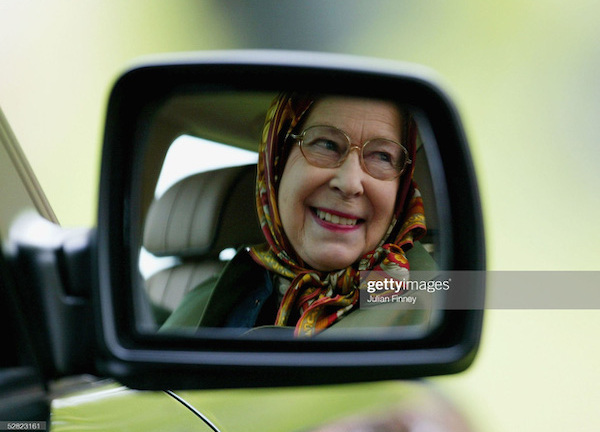 Đằng sau vẻ ngoài nghiêm nghị, hoá ra Nữ hoàng Anh Elizabeth cũng có những khoảnh khắc vui vẻ thế này