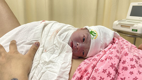 Khoảnh khắc hạnh phúc: Những công dân đầu tiên chào đời trong năm Tân Sửu 2021