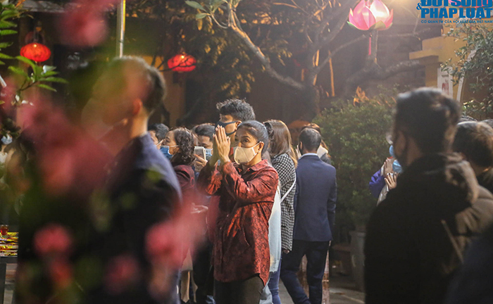 Chùm ảnh: Người Hà Nội đổ về chùa Quán Sứ sau khoảnh khắc giao thừa