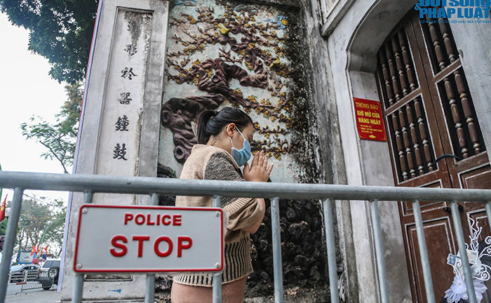 Người Hà Nội đi lễ ngày mùng 5 Tết: Vái vọng từ xa, nhét tiền qua khe cổng