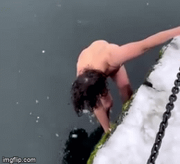 Video: Người đàn ông cởi quần áo, nhảy xuống dòng nước lạnh buốt để