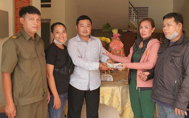 Nhặt được 45 triệu mùng 4 Tết, đôi nam nữ mang đến công an nhờ tìm người đánh rơi