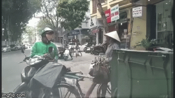 Video: Thấy cô đồng nát bới vỏ lon trong thùng rác, tài xế Grab có hành động bất ngờ