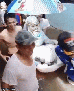 Video: Vượt lũ, cô dâu được rước về dinh bằng chậu tắm trẻ em