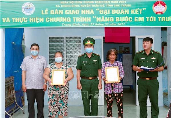 Trao tặng nhà và học bổng cho hộ nghèo, học sinh vùng biên giới biển