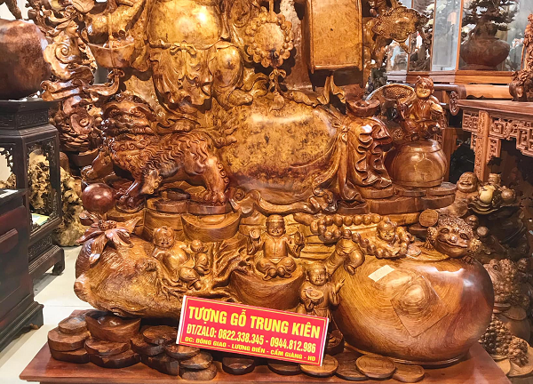 Làm tượng Phật gỗ luôn được chú trọng tại cơ sở sản xuất tượng gỗ Trung Kiên