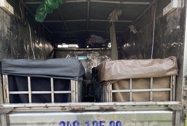 Hải Dương: Phát hiện tài xế xe tải giấu 2 phụ nữ trong thùng xe nhằm trốn khai báo y tế