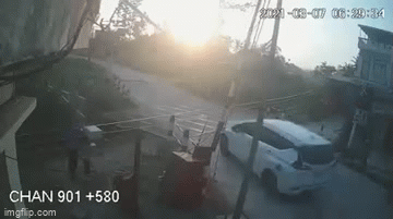Vụ ô tô bị tàu đâm khiến 3 người thương vong: Hé lộ bất ngờ sau khi trích xuất camera
