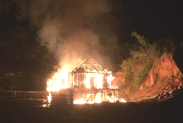 Nghịch tử cầm dao đuổi chém, châm lửa đốt nhà bố mẹ vì không xin được tiền