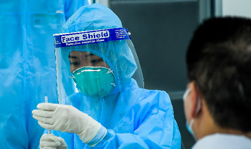 Cận cảnh những mũi tiêm vắc-xin Covid-19 đầu tiên ở Hà Nội