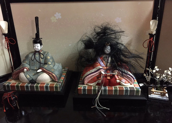 Chia sẻ cảnh búp bê trong phòng bị